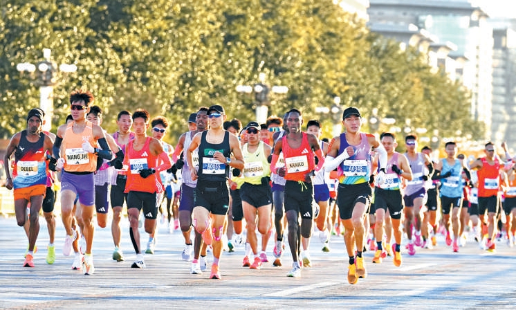 视频｜2025北马开跑！3万余名选手从天安门广场出发_北京马拉松43届赛事体验升级_2025中国银行北京马拉松